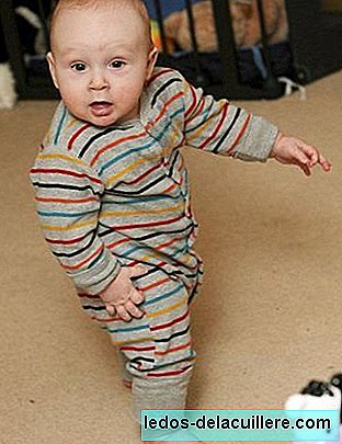 Un bambino di sei mesi che sta già camminando
