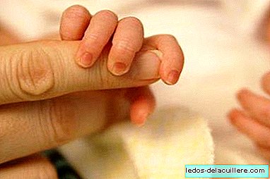 En baby fødes to år efter, at hans mor dør