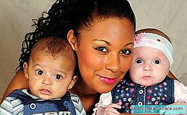 Ein schwarzes Baby und weiße Babyzwillinge