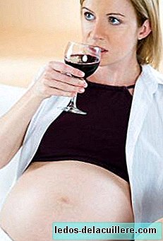 Uno studio afferma che un po 'di alcol in gravidanza non è male
