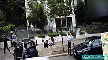 Een geboorte in de straat vastgelegd door Google Street View