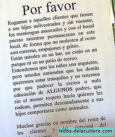 A restaurant in Santoña hangs a sign rejecting customers with children