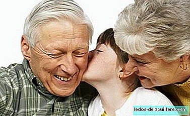 A nagyszülők felügyeletet gyakorolnak felismerhetetlen unokájukért