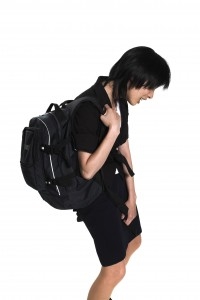 Novērst muguras sāpes: uzraugiet skolas somas svaru un veidu, kā bērni to nēsā