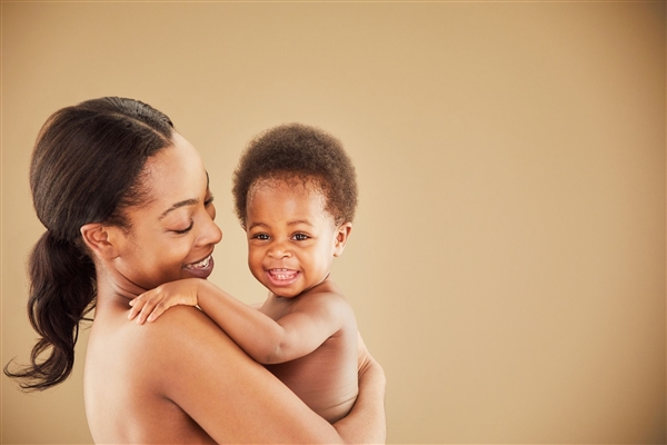 Hvorfor er hud-til-hud-kontakt så viktig for babyen?