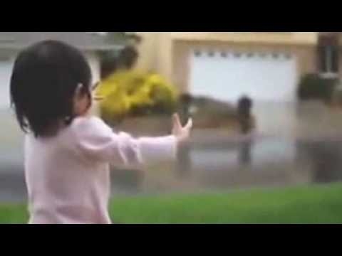 Reakcija 15-mesečne deklice, da je dež prvič opazila