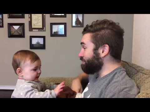 Реакцията на момиче да види баща си без брада