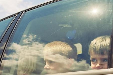 Vídeo: o que acontece ao deixar uma criança trancada no carro