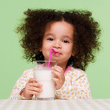 Bebês bebem leite materno em um copo: vídeo