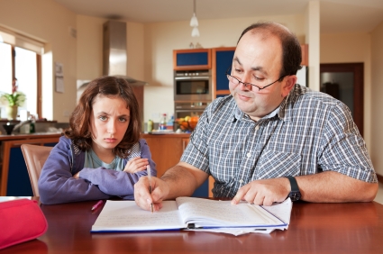 Ayah dan ibu hendaknya tidak membantu mengerjakan pekerjaan rumah mereka, tetapi menawarkan kepada anak-anak panduan yang baik.