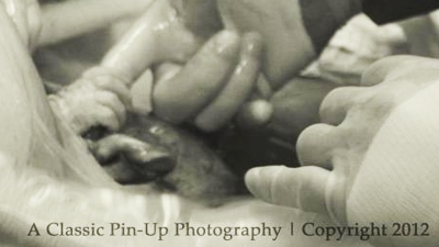 صورة اللحظة: الطفل الصبور الذي يولد يمسك بإصبعه للطبيب