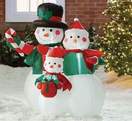Sněhuláci zdobí dům na Vánoce