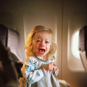 Babies who cry, the biggest "danger" on a plane