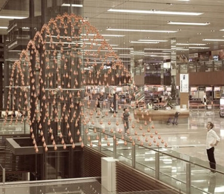 Kinetic Rain est une sculpture mobile qui simule la pluie à l'aéroport de Changi à Singapour.