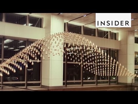 Kinetic Rain - мобильная скульптура, которая имитирует дождь в аэропорту Чанги в Сингапуре.