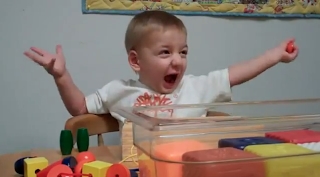 Ein gehörloser zweijähriger Junge hört zum ersten Mal die Stimme seiner Mutter