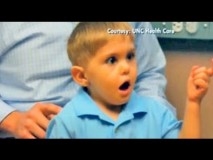 เด็กชายอายุสองขวบคนหูหนวกได้ยินเสียงของแม่เป็นครั้งแรก