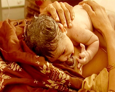 Breast Crawl: nou-născutul caută sânul mamei sale pentru a alăpta