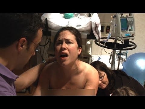 Vidéos de naissance: vidéo d'un accouchement non intervenu en position mains / genoux