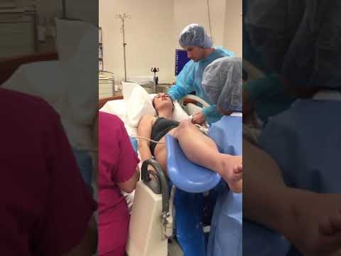 Vídeos de nascimento: vídeo de um parto não interveio na posição de mãos / joelhos