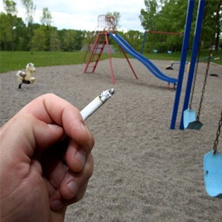 Røyking er forbudt på lekeplasser