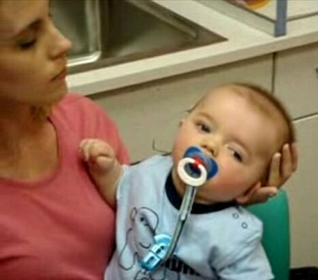Wajah bayi tuli saat pertama kali mendengar