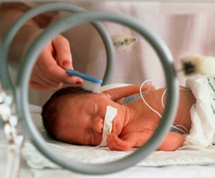 Genele moștenite de la mamă influențează nașterea prematură