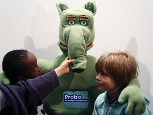 Probo, egy robot a kórházi ápolásban részesülő gyermekek ösztönzésére