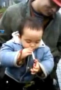 Video eines zweijährigen chinesischen Jungenrauchens