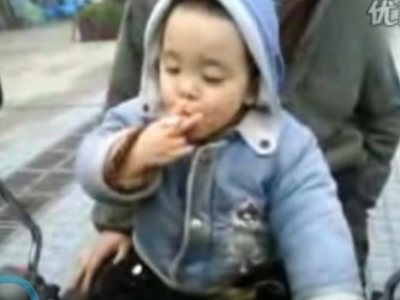 Video av en två år gammal kinesisk pojke som röker