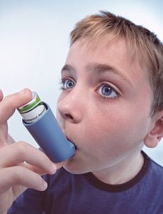 Vaikystės astma, sunkesnė rūkančių motinų vaikams