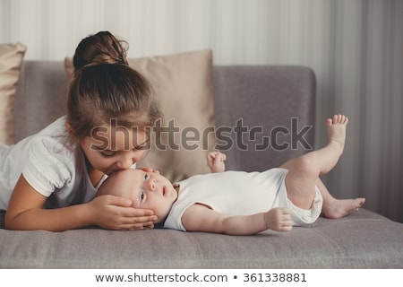 طفلي: العشق لأختها الكبرى