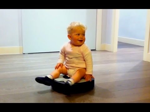 Roomba baby: babies who "walk" on cleaning robots, an unsafe fashion