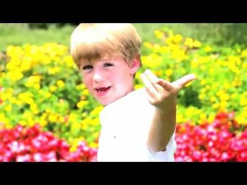 Video indah seorang bocah lelaki berusia dua tahun dengan sindrom Down, bernyanyi bersama kakak perempuannya