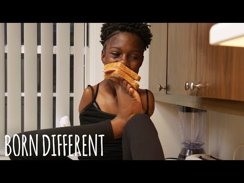 Amazing video of overcoming: the girl without arms that eats with her feet