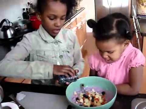 Naljakas video, kus poiss sööb mustikaid, mis on läinud viiruslikuks