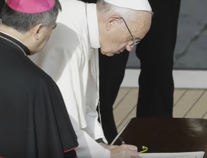 Papa Francesco annuncia che il peccato dell'aborto può essere perdonato a partire dal 2016