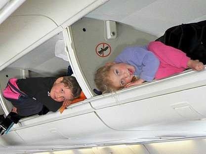 האם הבטיחות של מטוס מושפעת מהבכי של ילד?